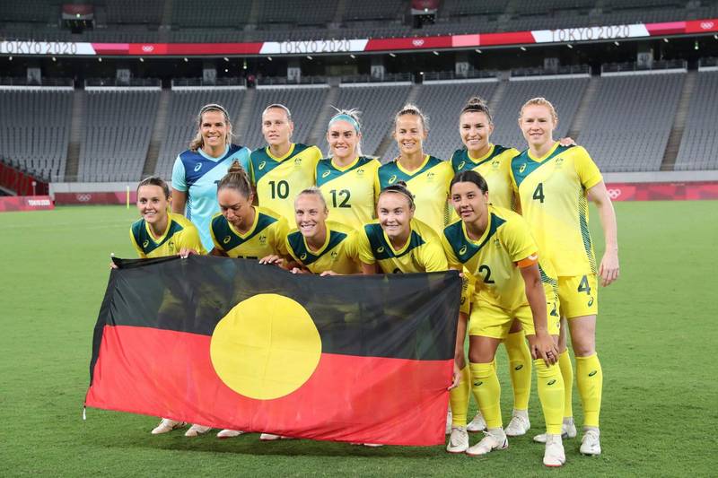 澳洲女子足球队这次参与东京奥运，在7月21日首战特地拉起象征澳洲原住民旗帜合影，表达支持扫除种族歧视。（法新社）(photo:LTN)