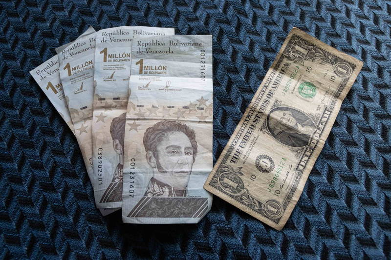 委内瑞拉中央银行5日宣布，将把遭通膨打击的玻利瓦的币值砍掉6个零。图摄于7月28日，4张面额100万的玻利瓦价值等同1美元。(photo:LTN)