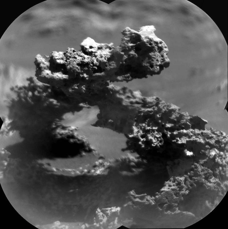NASA行星地质学家米尼蒂表示，「盖尔撞击坑」是一个多风沙的地方，这道「石拱门」很可能由抗侵蚀的材料组成。（图取自mars.nasa.gov）(photo:LTN)