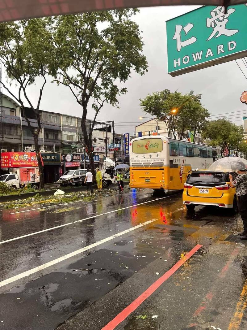 天雨貨車開上安全島撞路樹駕駛受傷送醫 臺中市 自由時報電子報