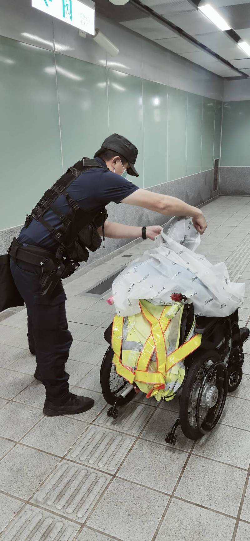 高雄捷警協助身障男子解開纏住頭部的雨衣。（捷警提供）