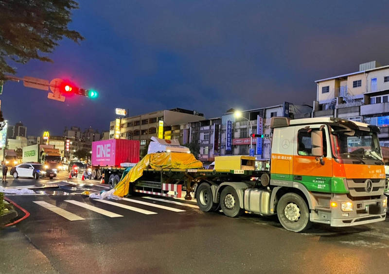 高市大型車貨運掉落意外5年增加5倍，警今年取締101件遏止攀升。（警方提供）