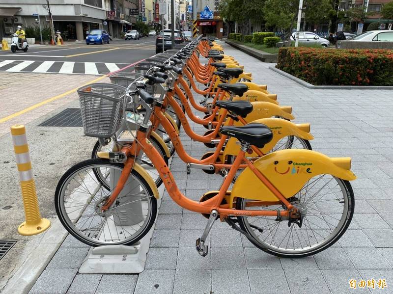 再不到1個月，9月1日起彰化縣公共自行車目前使用的YouBike舊車將退場，電子圍籬停車的MOOVO新車將上路。（記者張聰秋攝）