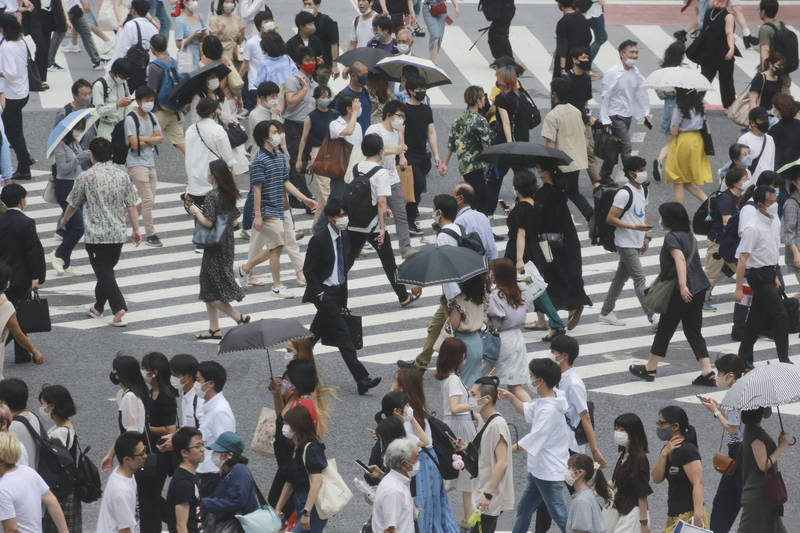 日本國立傳染病研究所分析DNA數據，發現廣泛、快速擴張的Delta變異株疫情，是自海外流入首都圈，從1個起點開始，擴散到全國。圖為日本街景，示意圖。（美聯社）