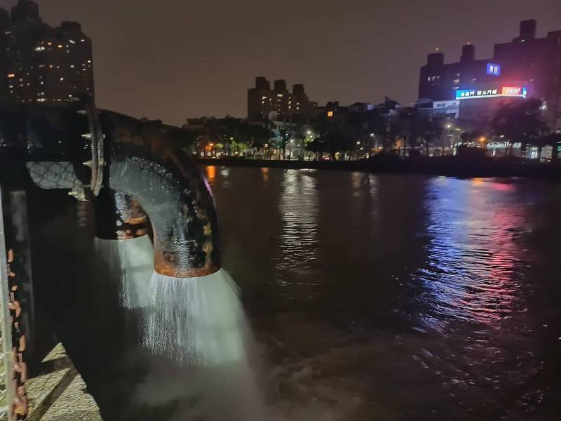 高雄愛河水位高漲，市府加強防汛整備。（高市府提供）