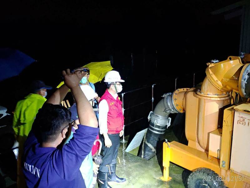 市長陳其邁漏夜視察旗山鯤洲抽水站。（水利局提供）