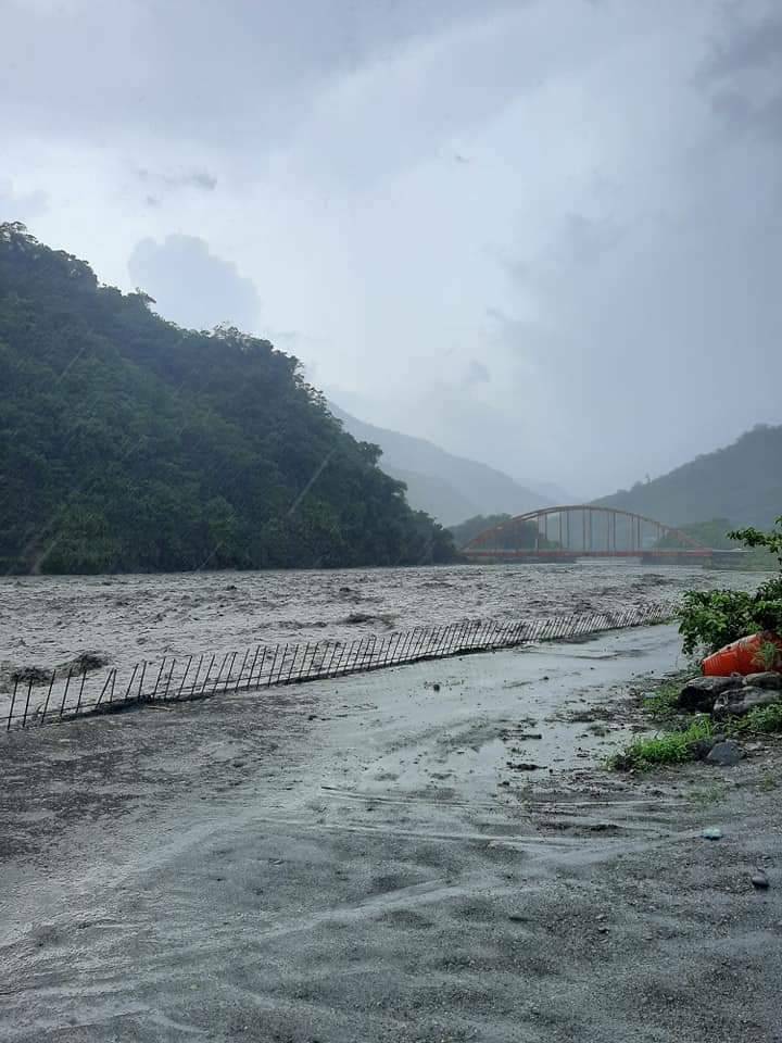 南迴山區雨勢不斷，金崙溪水明顯暴漲。（金崙村長陳志偉提供）