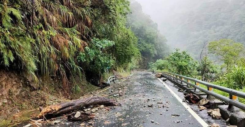 南橫山區雨勢不斷，台20線多處落石，用路人暫時勿上山。（霧鹿派出所提供）