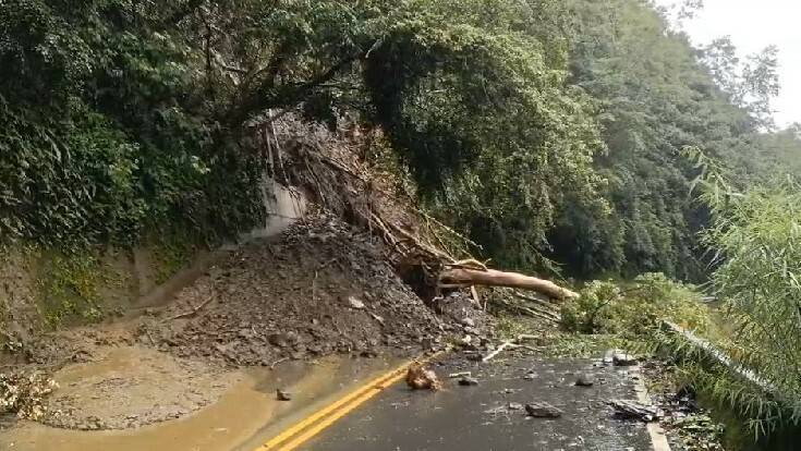 台8線62.5公里處德基路段，有土石路樹滑落路面。（和平警分局提供）