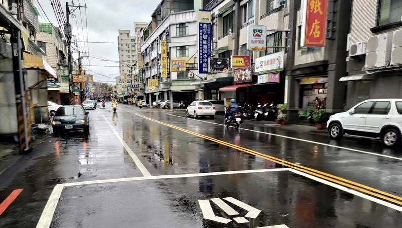 過去逢雨必淹的安南區安中路，經南市府積極辦理水利工程發揮治水功效，此次遇暴雨終於不再淹水。（南市府提供）