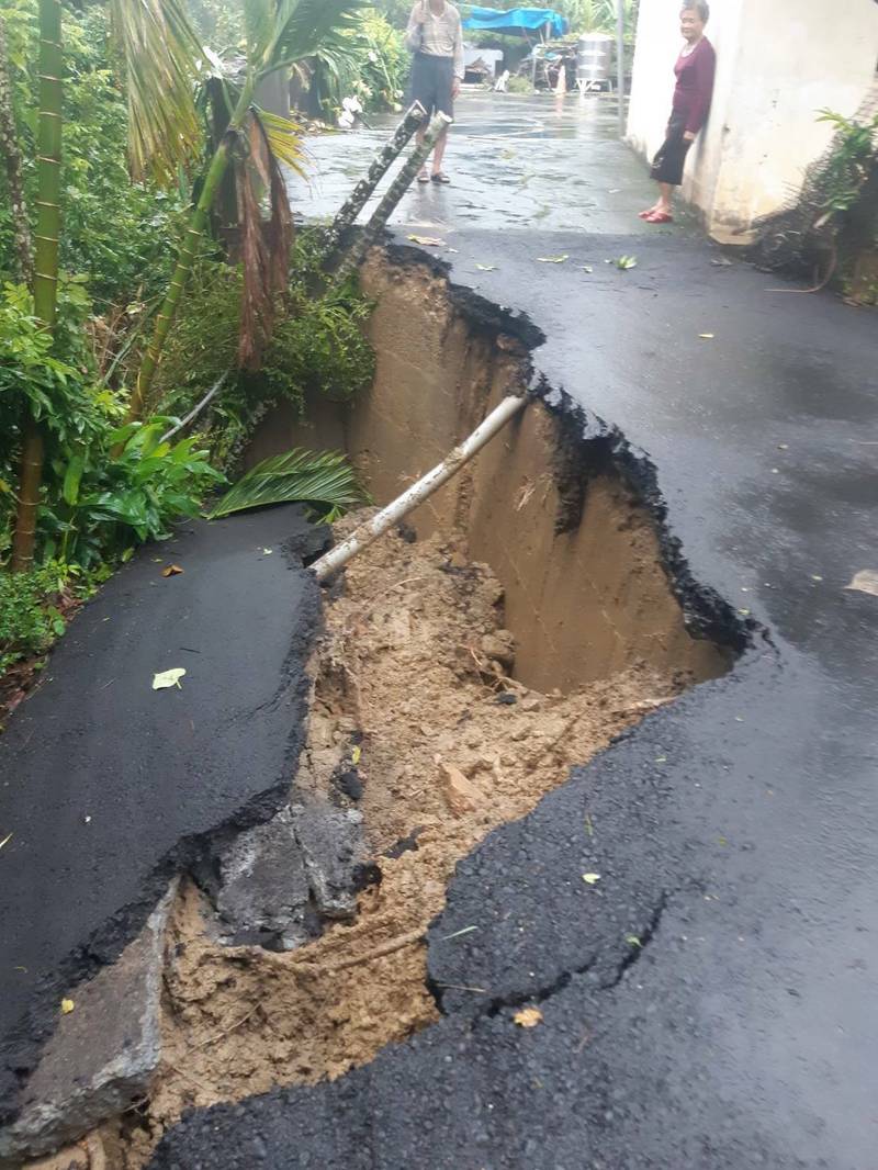 竹崎復金村16鄰湖底道路崩塌。（嘉義縣政府提供）