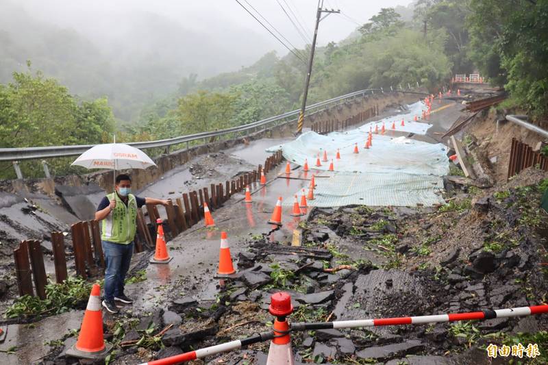 連日豪雨造成三峽北113線道路面大面積塌陷。（記者翁聿煌攝）