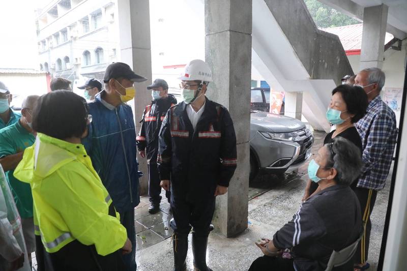 市長陳其邁（中）前往雨量最大的六龜區視察。（高市府提供）