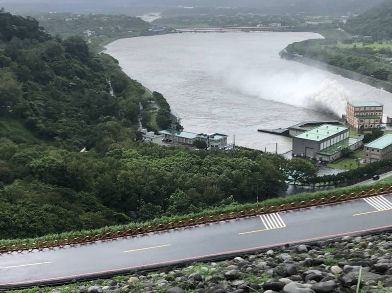 石門水庫接近滿水位，下午1點半起提高放流量。（北水局提供）