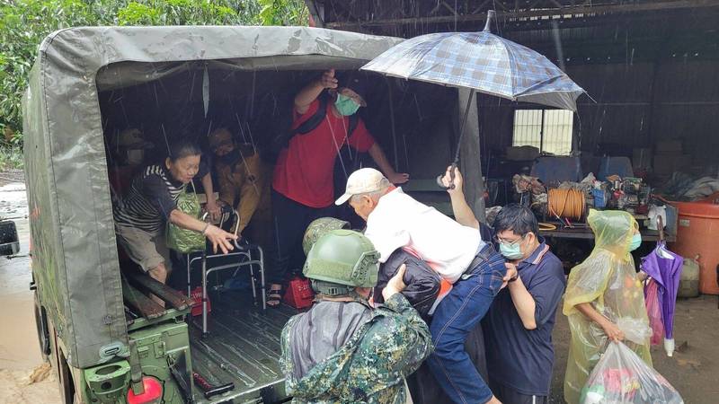 軍方派出軍卡協助山區民眾疏散。（軍方提供）