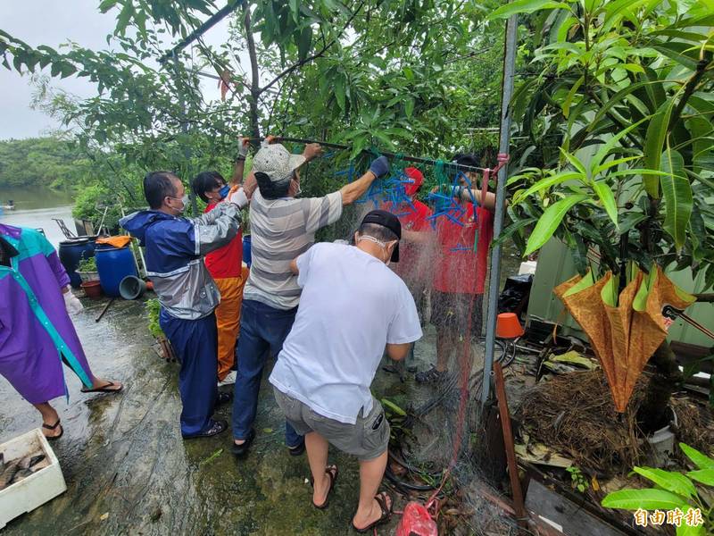 安南區陳東義、陳搏信兄弟倆將自家魚塭中的新鮮魚貨捐出，為鹿耳社區等地的長輩們加菜。 （記者王姝琇攝）