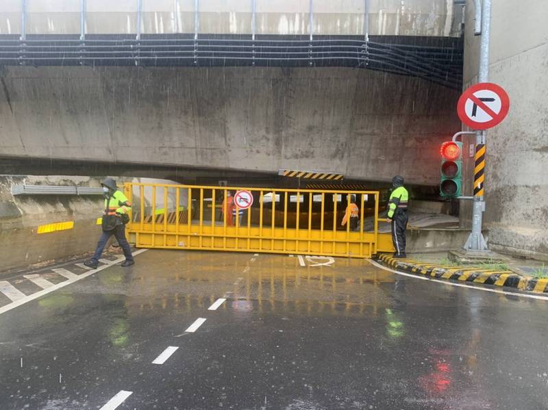 蘆竹區南福街255巷涵洞積水，警方將道路封閉。（警方提供）