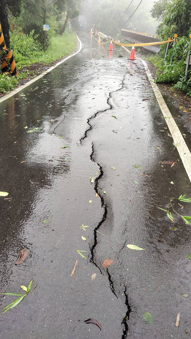 台南左鎮南167線因連日大雨路基不穩，道路也出現長達300公尺的裂縫，警方獲報已趕往封閉路段，避免用路人發生危險。（民眾提供）