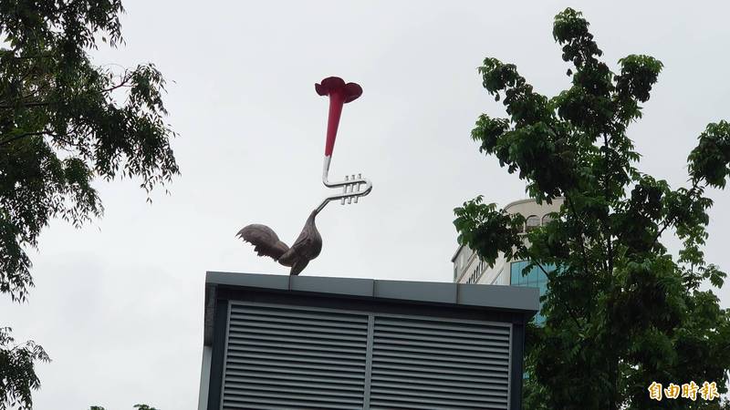 南市中西區海安路上「鐵公雞」在風雨中隨風搖擺。（記者洪瑞琴攝）