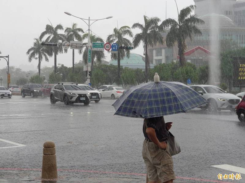 熱帶性低氣壓及西南氣流影響，台南今日各地皆有降雨。（記者洪瑞琴攝）