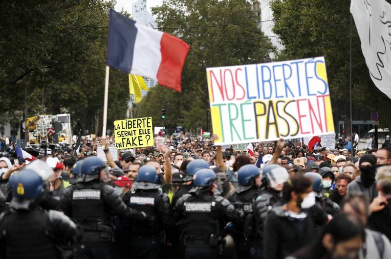 法國數千名抗議者連續第4週走上法國各地街頭反對發行健康通行證。（歐新社）