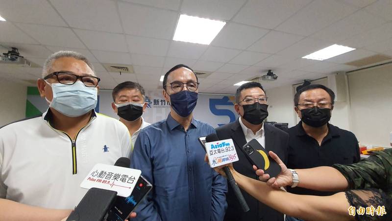 國民黨前主席朱立倫宣布參選新任主席後,頻頻下鄉跑行程,不過近日卻傳出在新竹市違反防疫室內相關指引,對此,指揮中心指揮官陳時中今天表示,必須由地方主關單位依照當時狀況,進行認定。圖為在新竹市拜會情形。(資料照) 國民黨前主席朱立倫宣布參選新任主席後,頻頻下鄉跑行程,不過近日卻傳出在新竹市違反防疫室內相關指引,對此,指揮中心指揮官陳時中今天表示,必須由地方主關單位依照當時狀況,進行認定。圖為在新竹市拜會情形。(資料照)