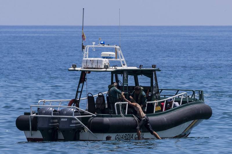 有艘载着名50名移民的船只在非洲西北部的西撒哈拉海域上翻覆，可能约有42名移民罹难。图为5月时西班牙国民警卫队船只救起落海移民。（美联社）(photo:LTN)