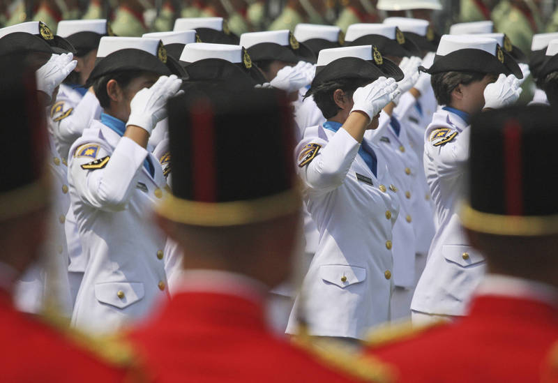 印尼要求女性報考軍隊時，要先通過「貞操檢查」。（美聯社）