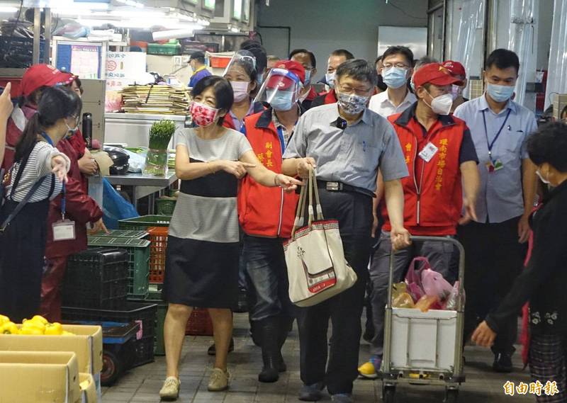 台北市長柯文哲一早陪妻子陳佩琪到環南市場買菜。（記者劉信德攝）