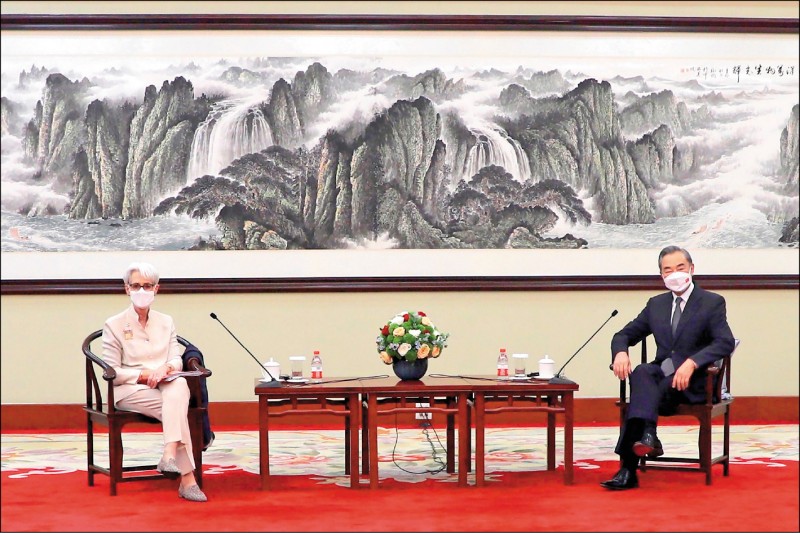 中国外交部长王毅（右）七月底在天津会晤美国副国务卿雪蔓，双方在台海、南海、香港等议题上交锋。（美联社档案照）(photo:LTN)