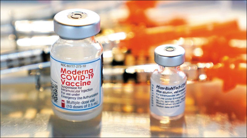 美国迈阿密大学米勒医学院最新研究显示，接种过流感疫苗者若感染武汉肺炎，也较不可能是重症。图为莫德纳疫苗（左），以及辉瑞疫苗。（美联社档案照）(photo:LTN)