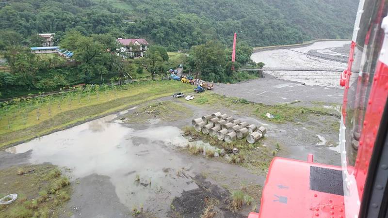 黑鷹直升機抵達桃源區，溪流依舊高漲湍急（右上）。（空勤總隊提供）