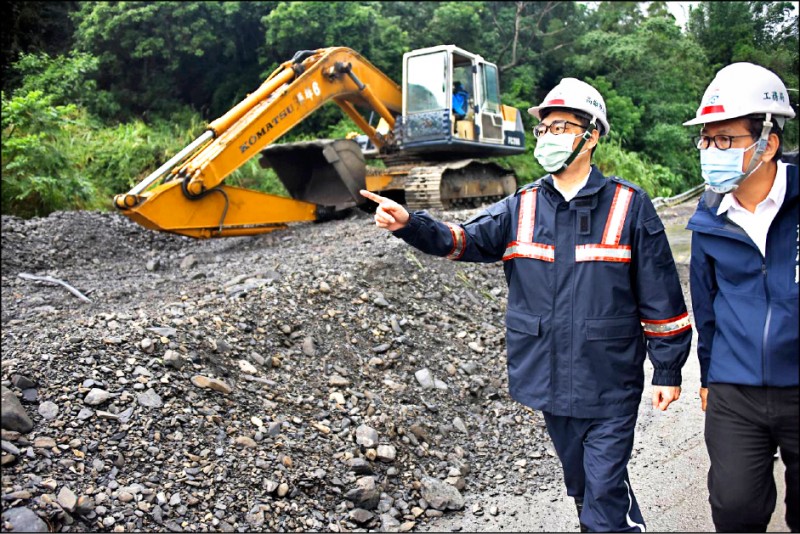 市長陳其邁（左）、工務局長蘇志勳從陸路前進六龜、桃源、茂林災區，力拚20日搶通。（取自陳其邁臉書）