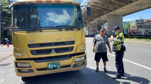 駕駛如果不配合過磅，將以道路交通管理處罰條例第29-2條處罰9萬元。（記者鄭景議翻攝）