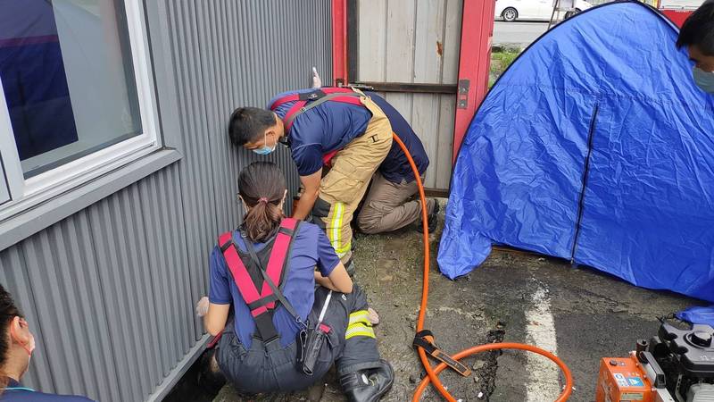 男子陳屍自家工廠排水溝。（讀者提供）