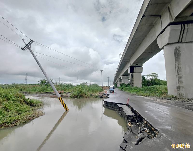 濁水溪暴漲淹進河川地，約20公尺長路面被沖垮，且距離高鐵橋墩不到10公尺，令民眾擔憂安危。（記者陳冠備攝）