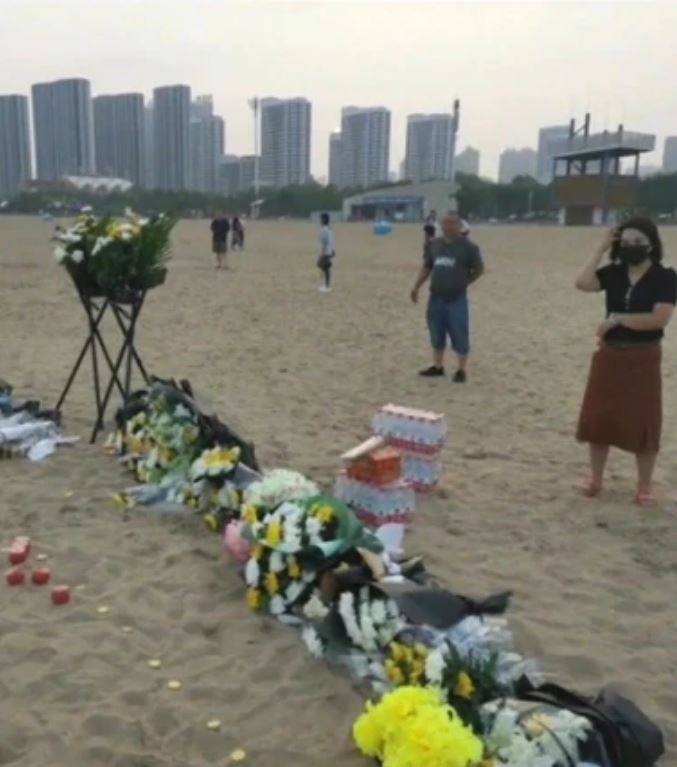 秦皇岛民众近日在事发岸边献花，悼念这个舍己救人的少年。（图翻摄自微博）(photo:LTN)