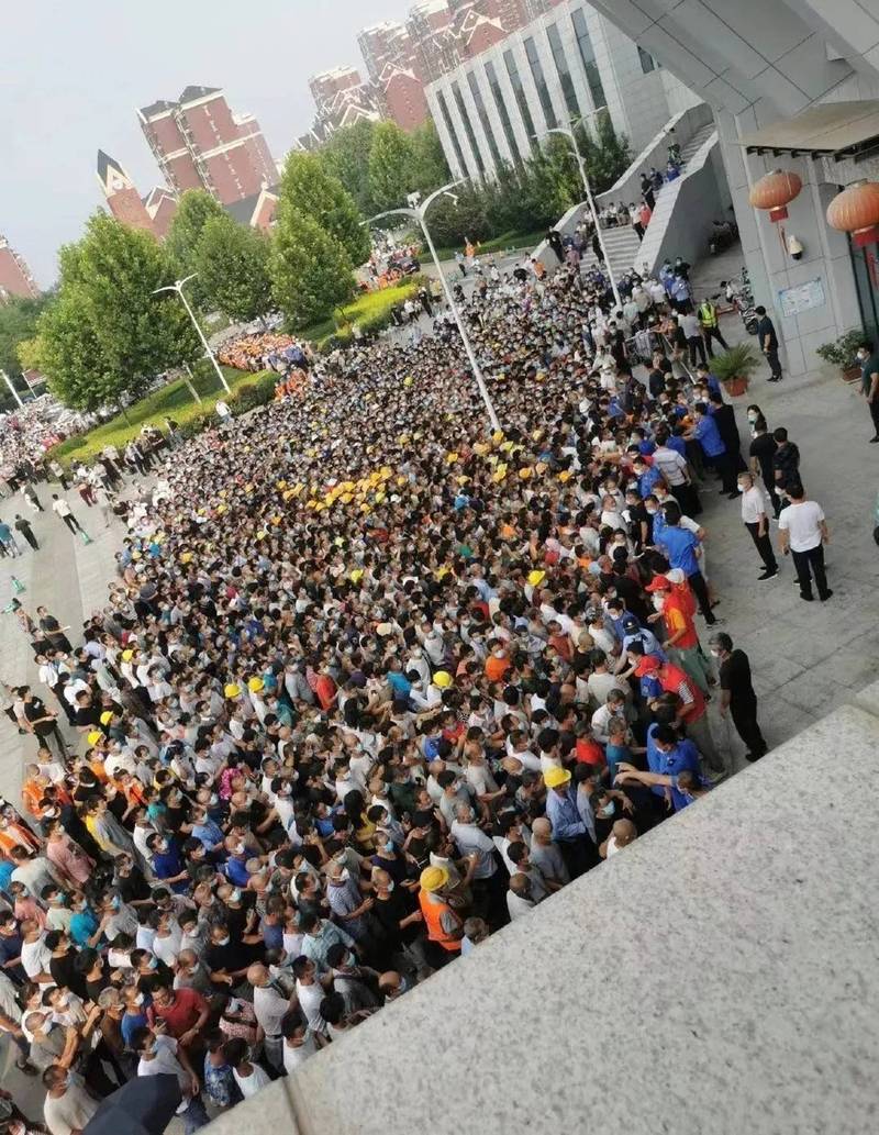 中國數個城市檢測站民眾擠成一團。（圖擷取自網路）