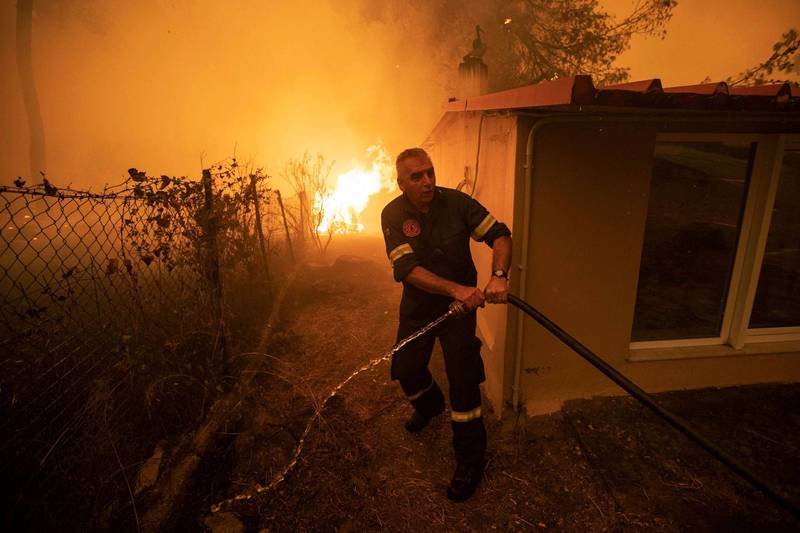 希腊第二大岛艾维亚岛发生的野火，将该岛切成两半，包含年长居民在内的数百位民众从林尼镇（Limni）紧急搭乘渡轮撤离。（路透）(photo:LTN)
