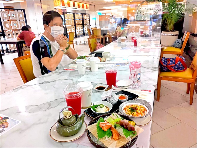 嘉義市耐斯王子大飯店萬國百匯，業者設隔板及供應套餐，今起可預約內用。（記者王善嬿攝）