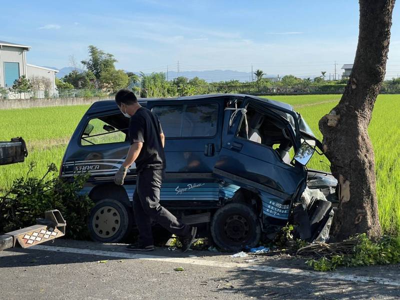 宜蘭縣冬山鄉梅林路今天清晨發生廂型車自撞路樹，造成1死1重傷。（記者江志雄翻攝）