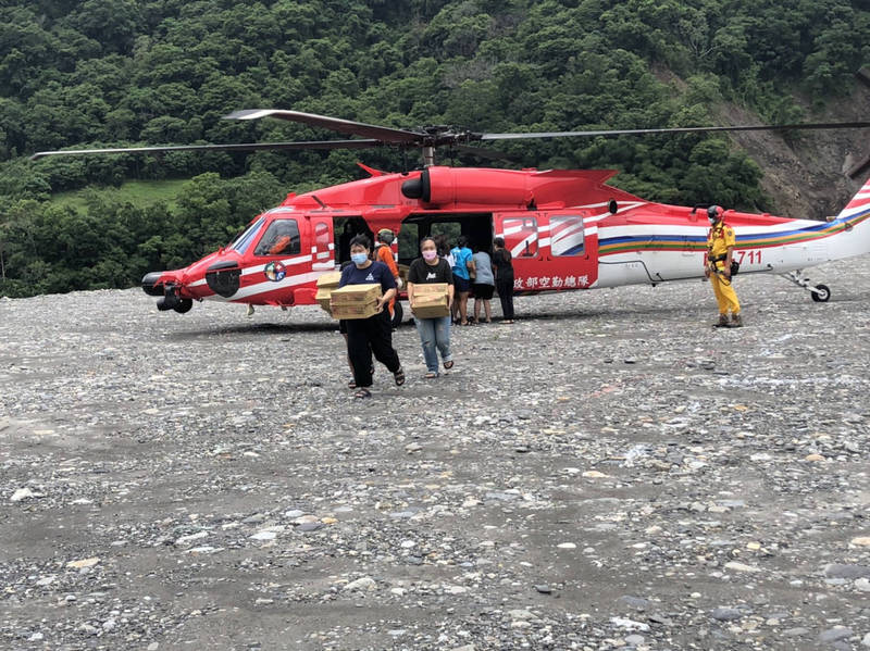 空勤總隊連續三天運補近2000公斤物資。（空勤總隊提供）（記者黃旭磊攝）