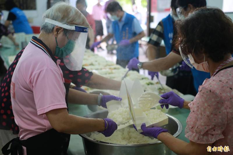 斗六市榴中長青食堂恢復供餐，但只能領便當。（記者鄭旭凱攝）