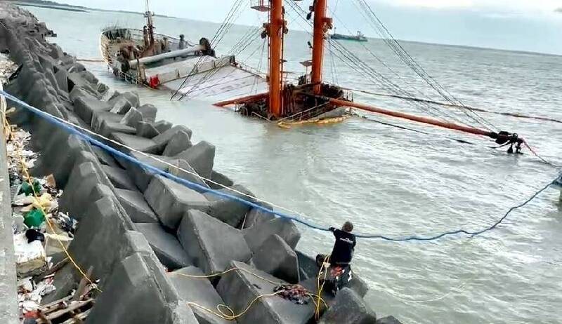 貨輪「山寶貳號」擱淺在布袋商港，正進行抽油作業。（布袋管理處提供）