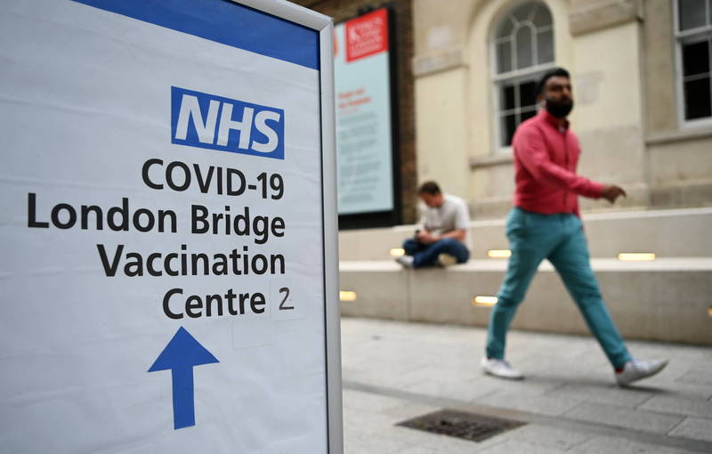 倫敦一處新冠病毒疫苗接種站指示牌。（歐新社）