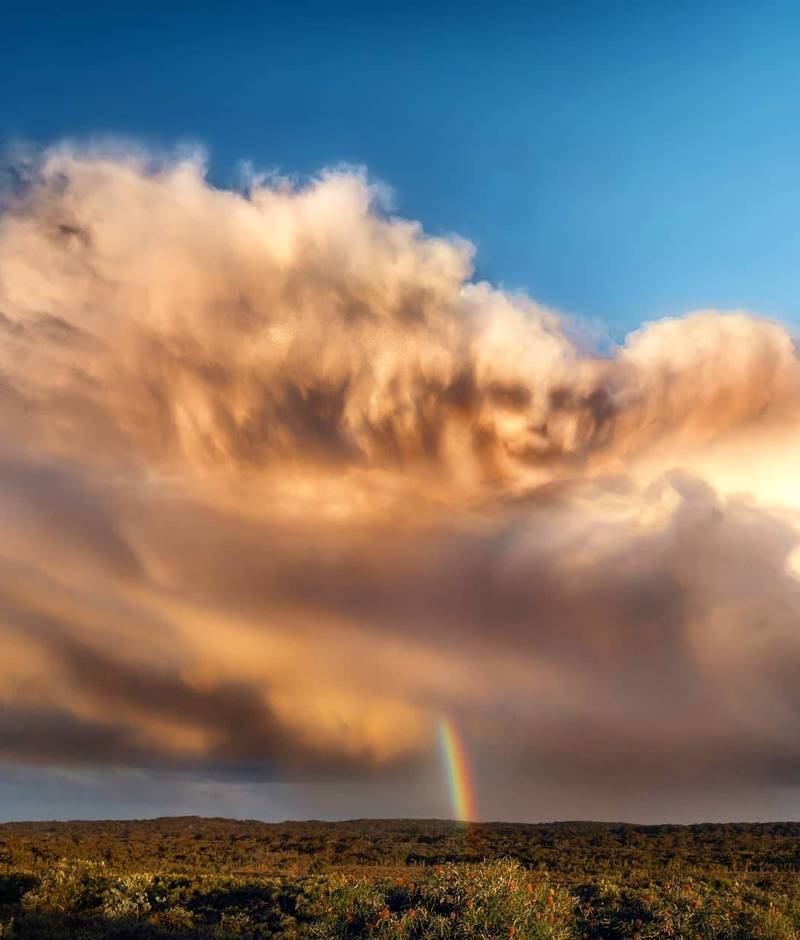 澳洲1名14岁的少年斯莫曼上週在霍普顿 （Hopetoun） 拍到1张照片，夕阳余晖下的天空出现彩虹，但在云层中竟然出现1张「恶魔脸」。（Jarvis Smallman授权使用）(photo:LTN)