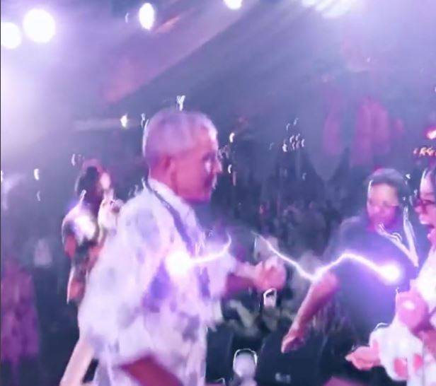 欧巴马7日趴开趴欢庆60大寿，被拍到没戴口罩跳舞、与宾客拥抱惹议。（图翻摄自推特）(photo:LTN)