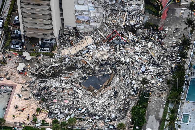 迈阿密1栋8层楼的公寓大厦被市政官员认为不安全，要求数百名住户全数撤离。图为香普兰大厦南栋倒塌景象。（法新社）(photo:LTN)