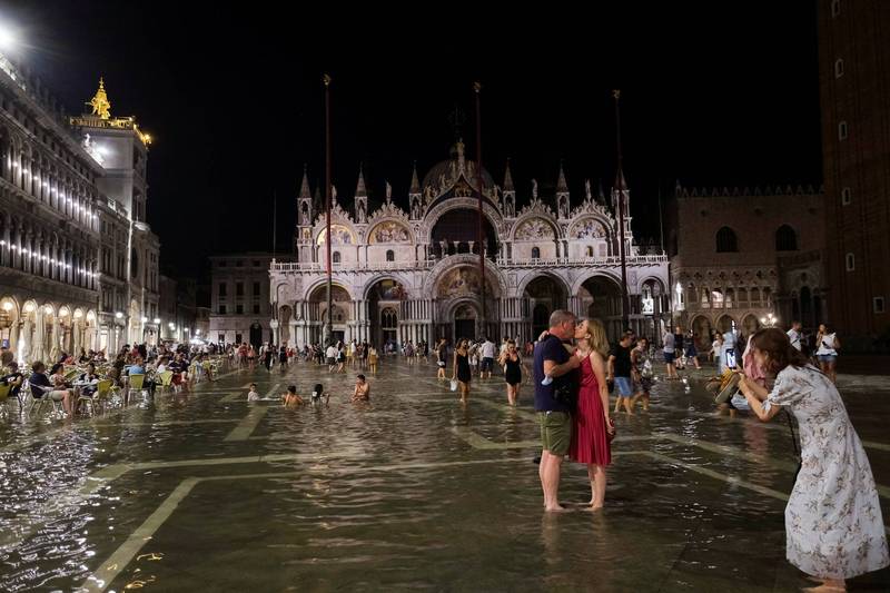 1场罕见的夏季洪水9日将威尼斯着名的圣马可广场淹没在最深1公尺的水中。（路透）(photo:LTN)