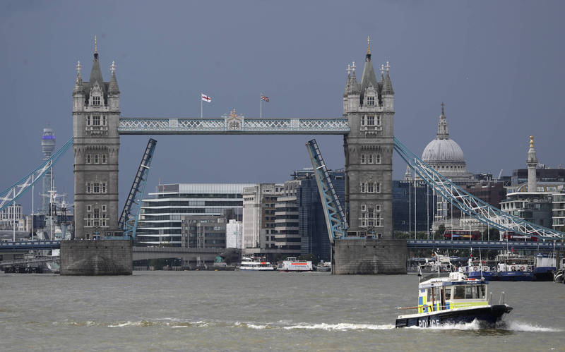 伦敦塔桥在当地时间9日下午打开后竟无法合拢。（美联社）(photo:LTN)